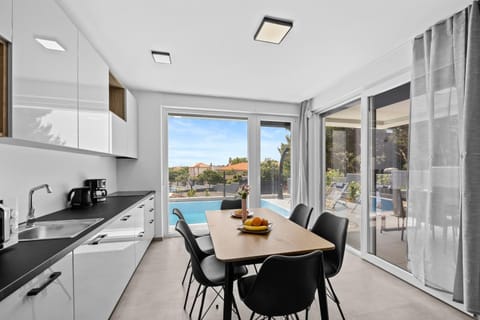 Kitchen or kitchenette, Dining area, Pool view, Swimming pool, pet friendly