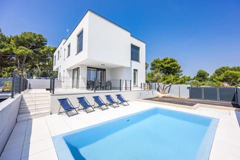 Property building, Patio, Day, View (from property/room), Balcony/Terrace, Pool view, Swimming pool, sunbed