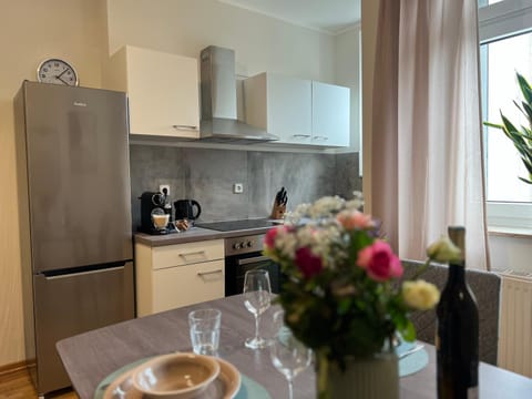 Coffee/tea facilities, Dining area, oven, stove