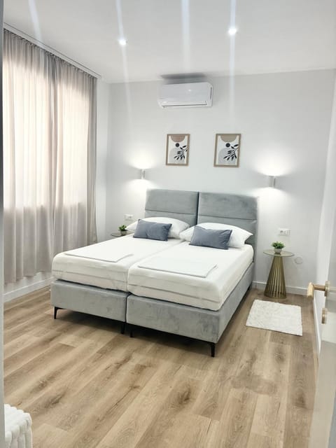 Bed, Photo of the whole room, Bedroom, air conditioner