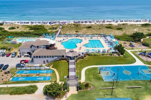 Oceanside in Corolla Light with Pool Walk to Beach House in Corolla