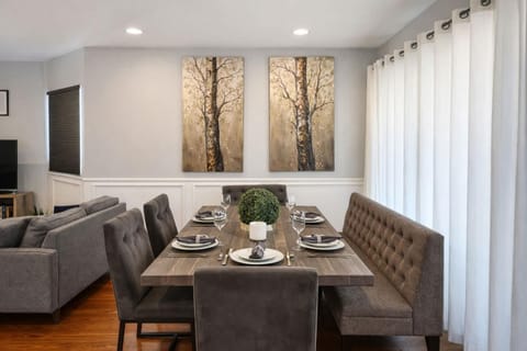 Spacious 5-Bedroom Retreat in Forest Park House in Forest Park