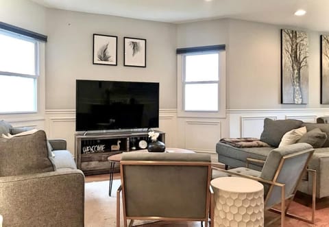 Communal lounge/ TV room, TV and multimedia, Living room, Seating area, Evening entertainment