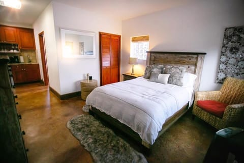 Casita Vino Dog-Friendly Vineyard Retreat & Stay Chalet in San Marcos