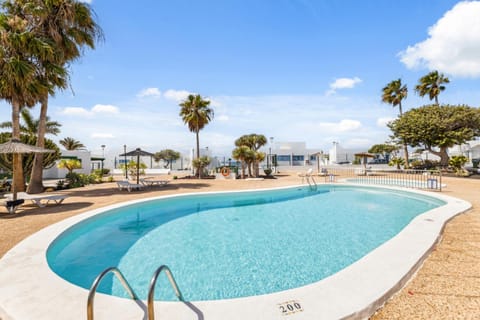 Swimming pool, sunbed