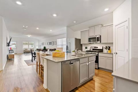 Family Friendly - Private - Spacious - Modern - Pool House in Round Rock