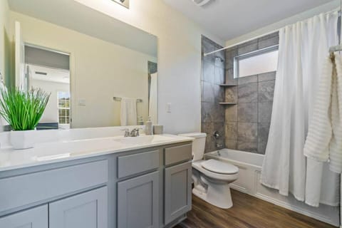 Family Friendly - Private - Spacious - Modern - Pool House in Round Rock