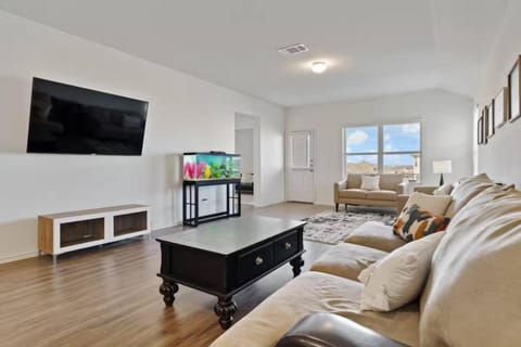 Family Friendly - Private - Spacious - Modern - Pool House in Round Rock