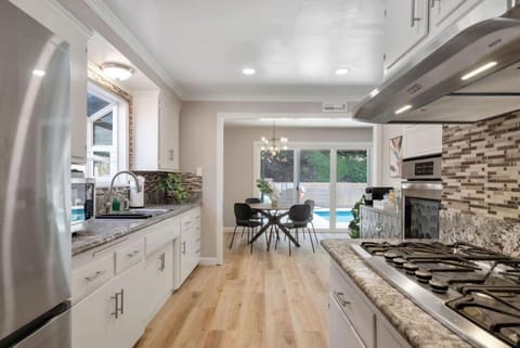 Aqua Oasis - Games - Close to DT - Sleeps 10 House in East Los Angeles