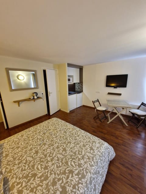 Bed, TV and multimedia, Kitchen or kitchenette, Photo of the whole room, Bedroom