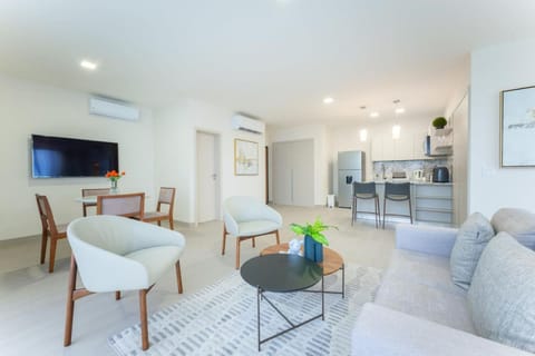 Communal lounge/ TV room, TV and multimedia, Kitchen or kitchenette, Living room, Seating area, Dining area, air conditioner
