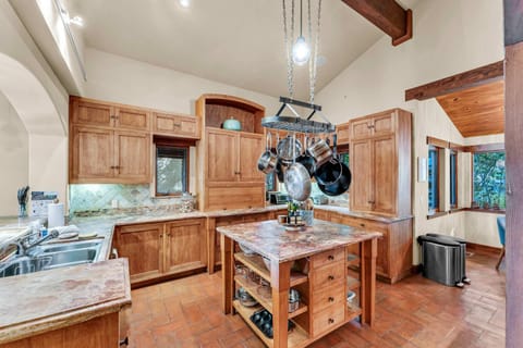 Star Haven Game Room & Forest Views House in Truckee