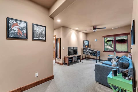 Star Haven Game Room & Forest Views House in Truckee