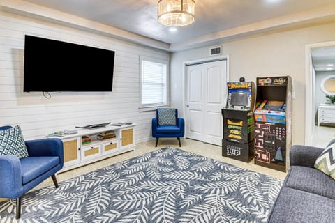 Apt 3 Mi to Beach and Daytona Boardwalk Amusements! Apartment in Holly Hill