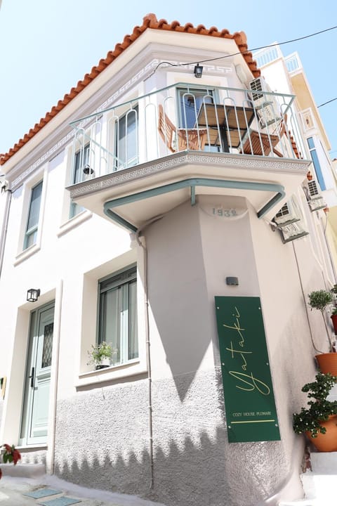 Property building, Day, Balcony/Terrace