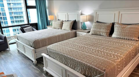 Bed, Photo of the whole room, Seating area, Bedroom, City view