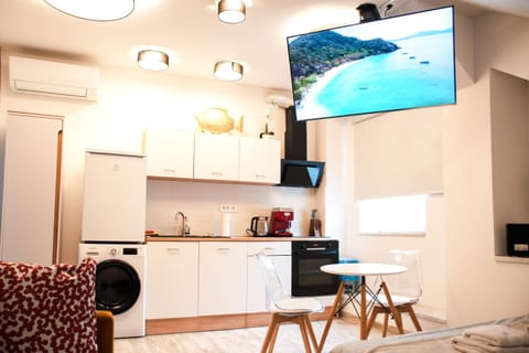 TV and multimedia, Coffee/tea facilities, Kitchen or kitchenette, Living room, Photo of the whole room, Seating area, Dining area, minibar, oven, washing machine, air conditioner