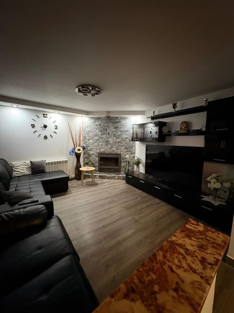 Communal lounge/ TV room, TV and multimedia, Kitchen or kitchenette, Living room, Seating area, Evening entertainment