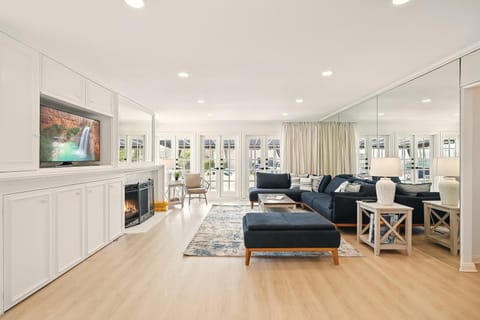 Shores Luxury! Private Hot Tub, Fire Pit, Steps to Beach & Village Life House in La Jolla Shores