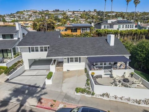 Shores Luxury! Private Hot Tub, Fire Pit, Steps to Beach & Village Life House in La Jolla Shores