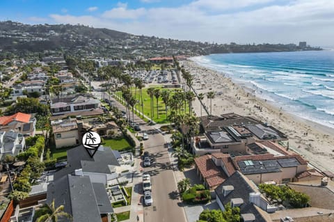 Shores Luxury! Private Hot Tub, Fire Pit, Steps to Beach & Village Life House in La Jolla Shores