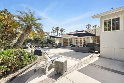 Shores Luxury! Private Hot Tub, Fire Pit, Steps to Beach & Village Life House in La Jolla Shores