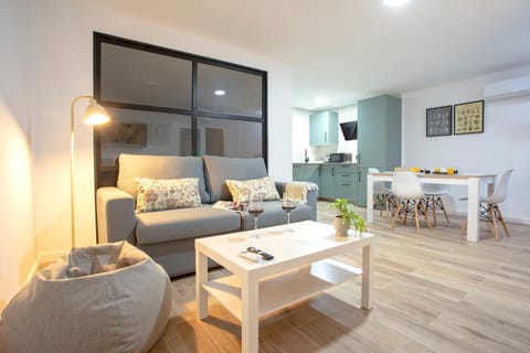 TV and multimedia, Living room, Seating area, Dining area