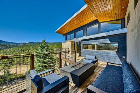 Natural landscape, Balcony/Terrace, Seating area, Mountain view