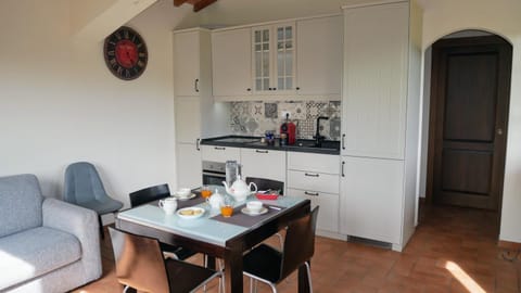 Coffee/tea facilities, dishwasher, oven, stove