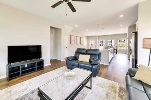 5 Mi to Auburn University Sleek Townhome with Patio House in Opelika