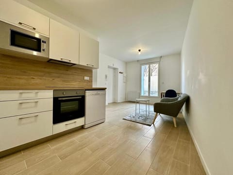 Kitchen or kitchenette, Living room, dishwasher, oven, stove