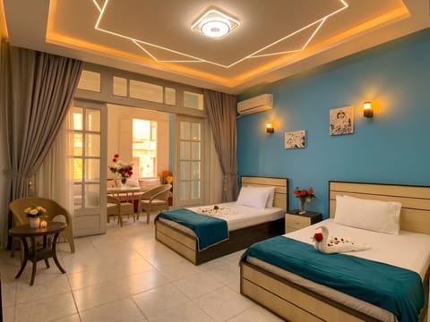 Bed, Living room, Photo of the whole room, Seating area, Bedroom, towels, air conditioner
