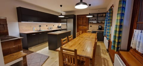 Kitchen or kitchenette, Kitchen or kitchenette, Dining area, oven
