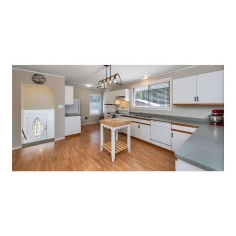 Youbou Lakefront Getaway Relax And Unwind House in Cowichan Valley