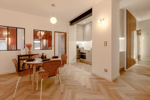 Kitchen or kitchenette, Living room, Seating area, Dining area