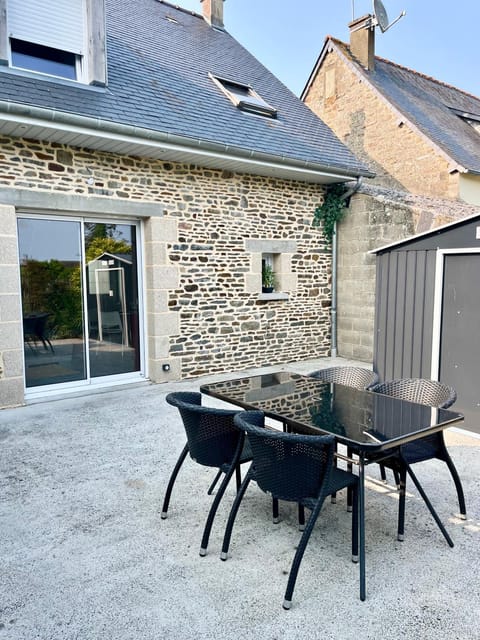 Patio, Day, Dining area