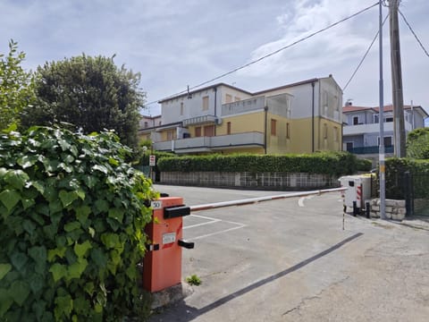 R35 - Appartamento al centro con posto auto Apartment in Marcelli