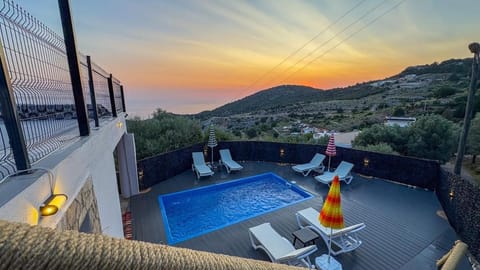 Patio, Nearby landmark, Day, Natural landscape, View (from property/room), Balcony/Terrace, Mountain view, Pool view, Sea view, Swimming pool, Sunrise, Sunset, sunbed