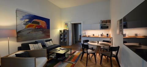 TV and multimedia, Kitchen or kitchenette, Living room, Seating area, Dining area