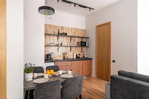 Coffee/tea facilities, Kitchen or kitchenette, Living room, Seating area, Dining area