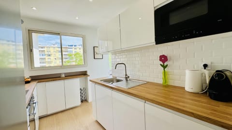 TV and multimedia, Coffee/tea facilities, dishwasher, microwave, oven, stove, kitchen