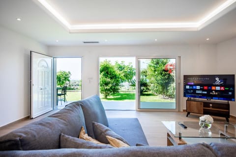 Communal lounge/ TV room, TV and multimedia, Living room, Seating area, Evening entertainment