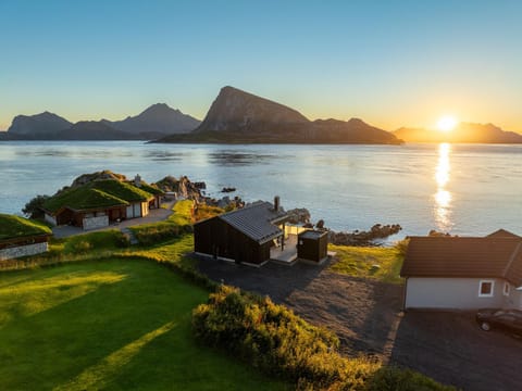 Property building, Day, Natural landscape, Fishing, Sauna, Sea view, Sunrise