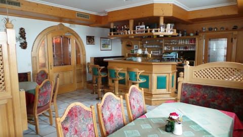 Restaurant/places to eat, Lounge or bar