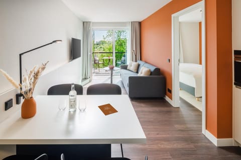 TV and multimedia, Coffee/tea facilities, Balcony/Terrace, Living room, Photo of the whole room, Seating area, Dining area, Family