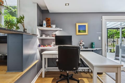 Spacious Family Getaway- Salt Water Pool & Hot Tub House in Lyndhurst