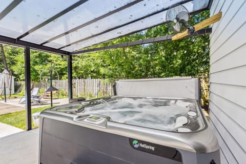 Spacious Family Getaway- Salt Water Pool & Hot Tub House in Lyndhurst