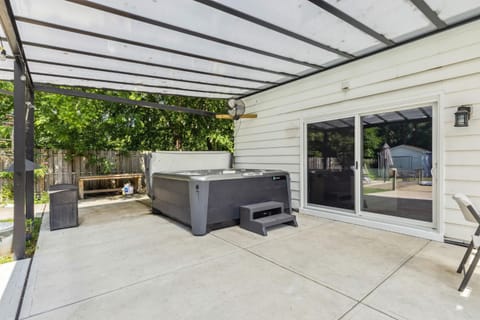 Spacious Family Getaway- Salt Water Pool & Hot Tub House in Lyndhurst