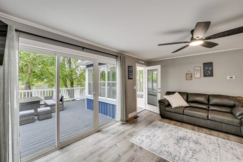 Lakefront Getaway with Private Dock in Colon! House in Colon