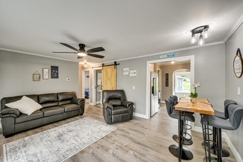 Lakefront Getaway with Private Dock in Colon! House in Colon